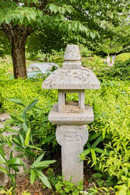 Dijon 'da sonbahar renklerinde bir Japon bahçesi. Le jardin japonais a Dijon aux couleurs de l'automne.