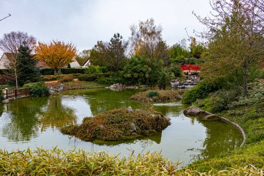 Dijon 'da sonbahar renklerinde bir Japon bahçesi. Le jardin japonais a Dijon aux couleurs de l'automne.