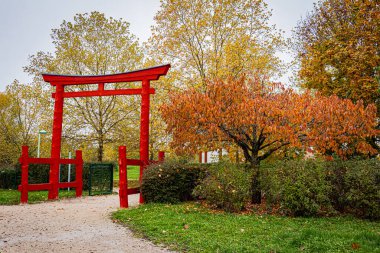 Dijon 'da sonbahar renklerinde bir Japon bahçesi. Le jardin japonais a Dijon aux couleurs de l'automne.