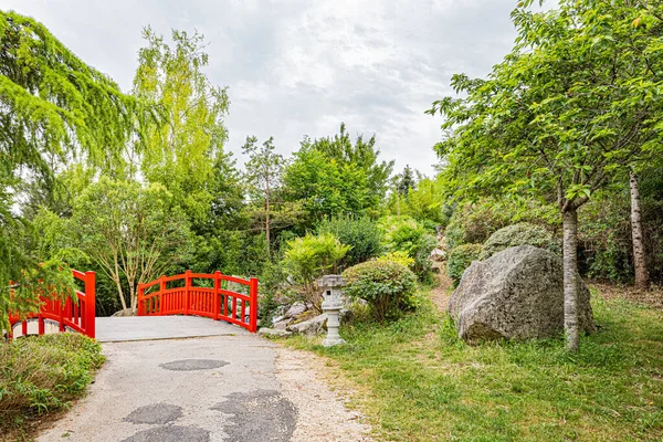 Dijon 'da sonbahar renklerinde bir Japon bahçesi. Le jardin japonais a Dijon aux couleurs de l'automne.