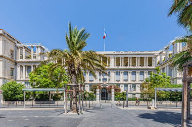 Yazın ortasında, kavurucu sıcakta ne kadar güzel ve büyüleyici. Ne güzel, ne güzel, ne güzel, ne güzel, değil mi? Coeur de l 'ett sous une chaleur caniculaire.