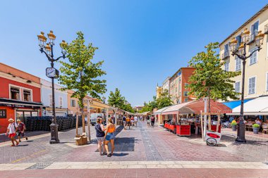Yazın ortasında, kavurucu sıcakta ne kadar güzel ve büyüleyici. Ne güzel, ne güzel, ne güzel, ne güzel, değil mi? Coeur de l 'ett sous une chaleur caniculaire.