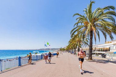 Yazın ortasında, kavurucu sıcakta ne kadar güzel ve büyüleyici. Ne güzel, ne güzel, ne güzel, ne güzel, değil mi? Coeur de l 'ett sous une chaleur caniculaire.