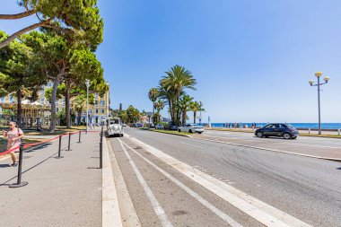 Yazın ortasında, kavurucu sıcakta ne kadar güzel ve büyüleyici. Ne güzel, ne güzel, ne güzel, ne güzel, değil mi? Coeur de l 'ett sous une chaleur caniculaire.
