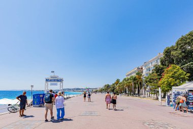 Yazın ortasında, kavurucu sıcakta ne kadar güzel ve büyüleyici. Ne güzel, ne güzel, ne güzel, ne güzel, değil mi? Coeur de l 'ett sous une chaleur caniculaire.