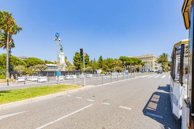 Yazın ortasında, kavurucu sıcakta ne kadar güzel ve büyüleyici. Ne güzel, ne güzel, ne güzel, ne güzel, değil mi? Coeur de l 'ett sous une chaleur caniculaire.