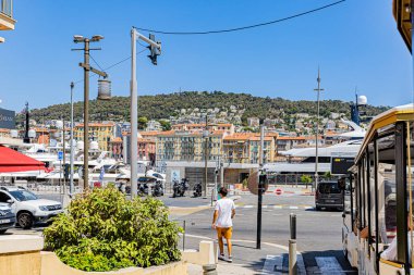 Yazın ortasında, kavurucu sıcakta ne kadar güzel ve büyüleyici. Ne güzel, ne güzel, ne güzel, ne güzel, değil mi? Coeur de l 'ett sous une chaleur caniculaire.