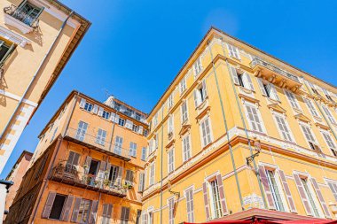 Yazın ortasında, kavurucu sıcakta ne kadar güzel ve büyüleyici. Ne güzel, ne güzel, ne güzel, ne güzel, değil mi? Coeur de l 'ett sous une chaleur caniculaire.