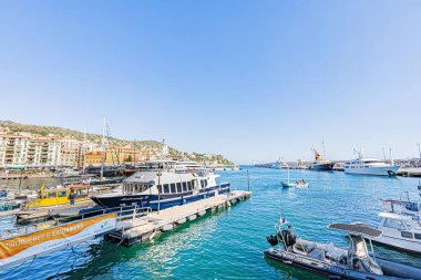 Yazın ortasında, kavurucu sıcakta ne kadar güzel ve büyüleyici. Ne güzel, ne güzel, ne güzel, ne güzel, değil mi? Coeur de l 'ett sous une chaleur caniculaire.