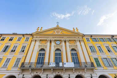 Yazın ortasında, kavurucu sıcakta ne kadar güzel ve büyüleyici. Cazibe ve cazibe en plein coeur de l 'ete sous une chaleur caniculaire.