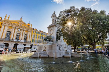 Yazın ortasında, kavurucu sıcakta ne kadar güzel ve büyüleyici. Cazibe ve cazibe en plein coeur de l 'ete sous une chaleur caniculaire.
