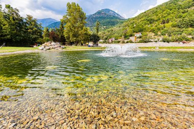 Provence-Alpes-Cote-d 'Azur bölgesindeki Alpes-Maritimes' deki Roquebiliere komünü yaz keşif raporu. Hava görünümü.