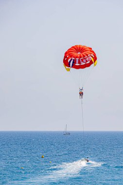 Yazın ortasında, kavurucu sıcakta ne kadar güzel ve büyüleyici. Cazibe ve cazibe en plein coeur de l 'ete sous une chaleur caniculaire.