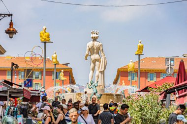 Yazın ortasında, kavurucu sıcakta ne kadar güzel ve büyüleyici. Cazibe ve cazibe en plein coeur de l 'ete sous une chaleur caniculaire.