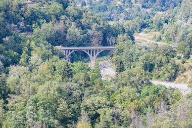 Vesubie Vadisi 'ndeki Lantosque köyü. Vesubie 'nin üstündeki yol köprüsü. Lantosque Köyü dans la valle de la Vesubie. Pont routier qui enjambe la Vesubie.