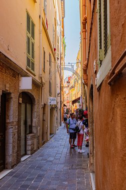Yazın ortasında, kavurucu sıcakta Monako ve cazibesi. Sainte-Doy Kilisesi. Kilise organı.
