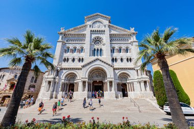 Yazın ortasında, kavurucu sıcakta Monako ve cazibesi. Sainte-Doy Kilisesi. Kilise organı.