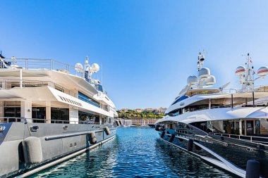 Yazın ortasında, kavurucu sıcakta Monako ve cazibesi. Sainte-Doy Kilisesi. Kilise organı.
