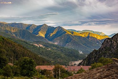 Vesubie Vadisi 'nin dağlarında fırtınalı bir akşamda gün batımı. Kanepe de soleil un soir d 'orage dans les montagnes de la valleede la Vesubie.