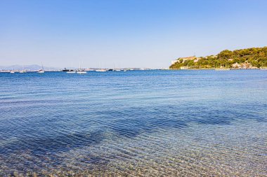 Sainte-Marguerite adasında, Cannes 'ın karşısındaki Lrins takımadasında. Sur l 'le Sainte-Marguerite, dans l' arşipel de Lrins Cannes 'la yüzleşiyor..