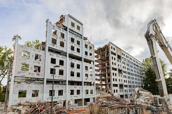 Dijon 'un Gresilles semtindeki Boutaric apartmanı yıkım sırasında kemirerek. La barre d 'immeuble Boutaric dans le quartier des Gresilles a Dijon kolyesi bir yıkım başlığı.