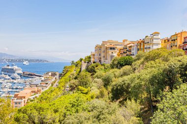Yazın Monako ve mimarisi. Kayanın yüksekliği ve liman. Monaco ve oğlu mimarlık. Les hauteurs du rocher et le port.