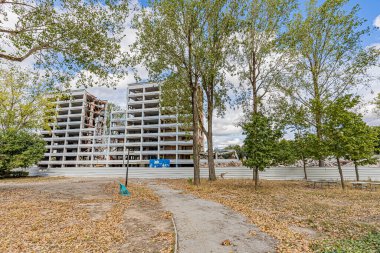 Dijon 'un Gresilles semtindeki Boutaric apartmanı yıkım sırasında kemirerek. La barre d 'immeuble Boutaric dans le quartier des Gresilles a Dijon kolyesi bir yıkım başlığı.