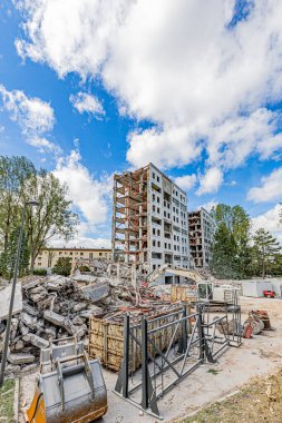 Dijon 'un Gresilles semtindeki Boutaric apartmanı yıkım sırasında kemirerek. La barre d 'immeuble Boutaric dans le quartier des Gresilles a Dijon kolyesi bir yıkım başlığı.