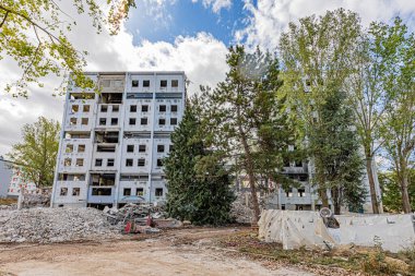 Dijon 'un Gresilles semtindeki Boutaric apartmanı yıkım sırasında kemirerek. La barre d 'immeuble Boutaric dans le quartier des Gresilles a Dijon kolyesi bir yıkım başlığı.