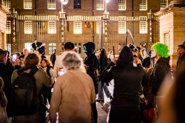 Petits ve grand sont deguses ve kirletici Cadılar Bayramı.