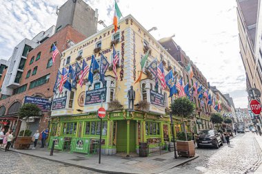 Renkli Ornes de drapeaux Dublin, Quartier de Temple Bar mimarisi, briques. Dublin Tapınak Barı bölgesinde bayraklarla süslenmiş renkli cepheler, mimari, tuğlalar.