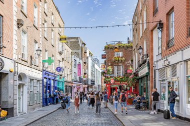 Renkli Ornes de drapeaux Dublin, Quartier de Temple Bar mimarisi, briques. Dublin Tapınak Barı bölgesinde bayraklarla süslenmiş renkli cepheler, mimari, tuğlalar.