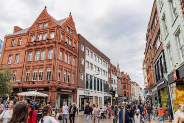 Renkli Ornes de drapeaux Dublin, Quartier de Temple Bar mimarisi, briques. Dublin Tapınak Barı bölgesinde bayraklarla süslenmiş renkli cepheler, mimari, tuğlalar.