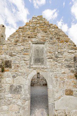 Le monastere de Clonmacnoise dans le comte d 'Offaly, croix celtiques, tur ronde. County Offaly 'deki Klonmacgürültü Manastırı, Kelt haçları, yuvarlak kule.