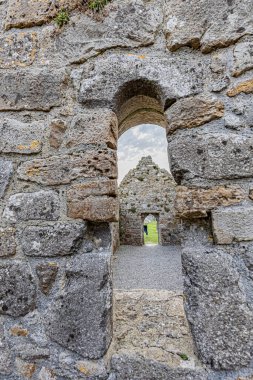 Le monastere de Clonmacnoise dans le comte d 'Offaly, croix celtiques, tur ronde. County Offaly 'deki Klonmacgürültü Manastırı, Kelt haçları, yuvarlak kule.