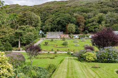 Abbaye de Kylemore dans le Connemara, oğlu Jardin Victorien. Connemara 'daki Kylemore Manastırı, Viktorya Duvarı Bahçesi.