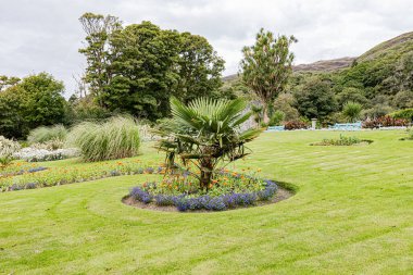 Abbaye de Kylemore dans le Connemara, oğlu Jardin Victorien. Connemara 'daki Kylemore Manastırı, Viktorya Duvarı Bahçesi.