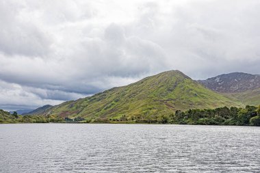 Abbaye de Kylemore dans le Connemara, Pollacapall Lough. Connemara 'daki Kylemore Manastırı, Pollacapall Lough.