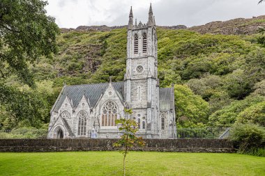 Abbaye de Kylemore dans le Connemara, eglise nogothique. Connemara 'daki Kylemore Manastırı, Neo-Gotik Kilise.