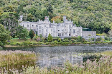 Abbaye de Kylemore dans le Connemara, Pollacapall Lough. Connemara 'daki Kylemore Manastırı, Pollacapall Lough.