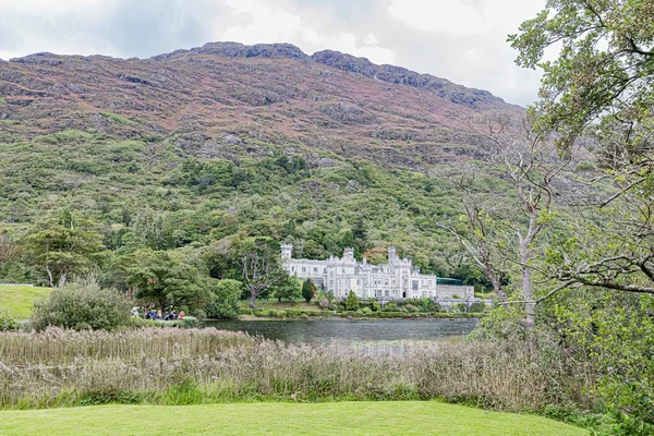 Abbaye de Kylemore dans le Connemara, Pollacapall Lough. Connemara 'daki Kylemore Manastırı, Pollacapall Lough.