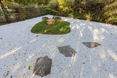 Dijon 'un Japon bahçesinde yeni yapılmış kuru Zen bahçesi. Jardin zen sec yenilikçi cree au jardin japonais de Dijon.