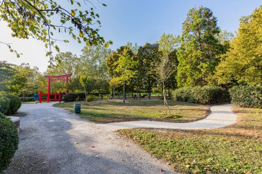 Dijon 'da sonbahar renklerinde Japon bahçesi. Le jardin japonais a Dijon aux couleurs de l'automne.