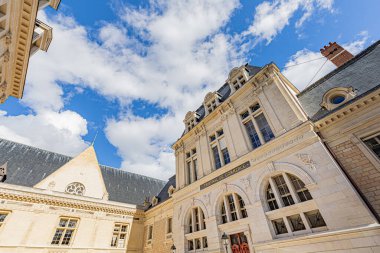 Fransa, Dijon, 26 Şubat 2024, Palais de Justice de Dijon ön cephesi Amiral Roussin sokağında, restorasyonu yeni tamamlandı. Eski Burgundy Parlamentosu.