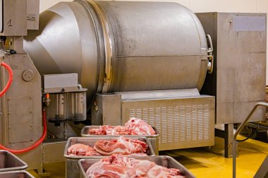 2 Eylül 2024 'te Chalon sur Saone' daki Chambade şirketinin üretim sahasında maydanoz..