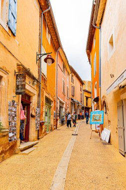 Roussillon 'un 24 Eylül 2025' te Fransa 'nın Vaucluse departmanındaki sokak, mimari ve renkleri. Ön cephenin düşük açılı görünümü.