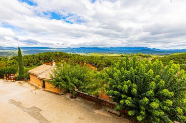 Roussillon 'un 24 Eylül 2025' te Fransa 'nın Vaucluse departmanındaki sokak, mimari ve renkleri. Ön cephenin düşük açılı görünümü.