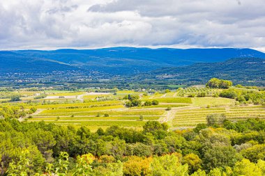 Roussillon 'un 24 Eylül 2025' te Fransa 'nın Vaucluse departmanındaki sokak, mimari ve renkleri. Ön cephenin düşük açılı görünümü.