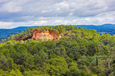 Roussillon 'un 24 Eylül 2025' te Fransa 'nın Vaucluse departmanındaki sokak, mimari ve renkleri. Ön cephenin düşük açılı görünümü.