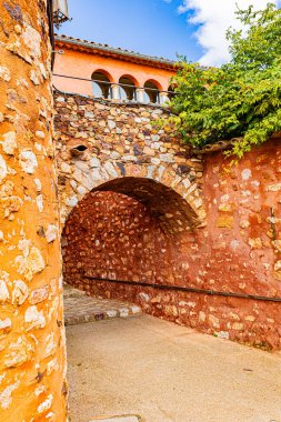 Roussillon 'un 24 Eylül 2025' te Fransa 'nın Vaucluse departmanındaki sokak, mimari ve renkleri. Ön cephenin düşük açılı görünümü.